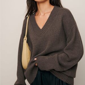Reformation Jadey Cashmere Oversized V-neck sweater in Dachsund Brown
